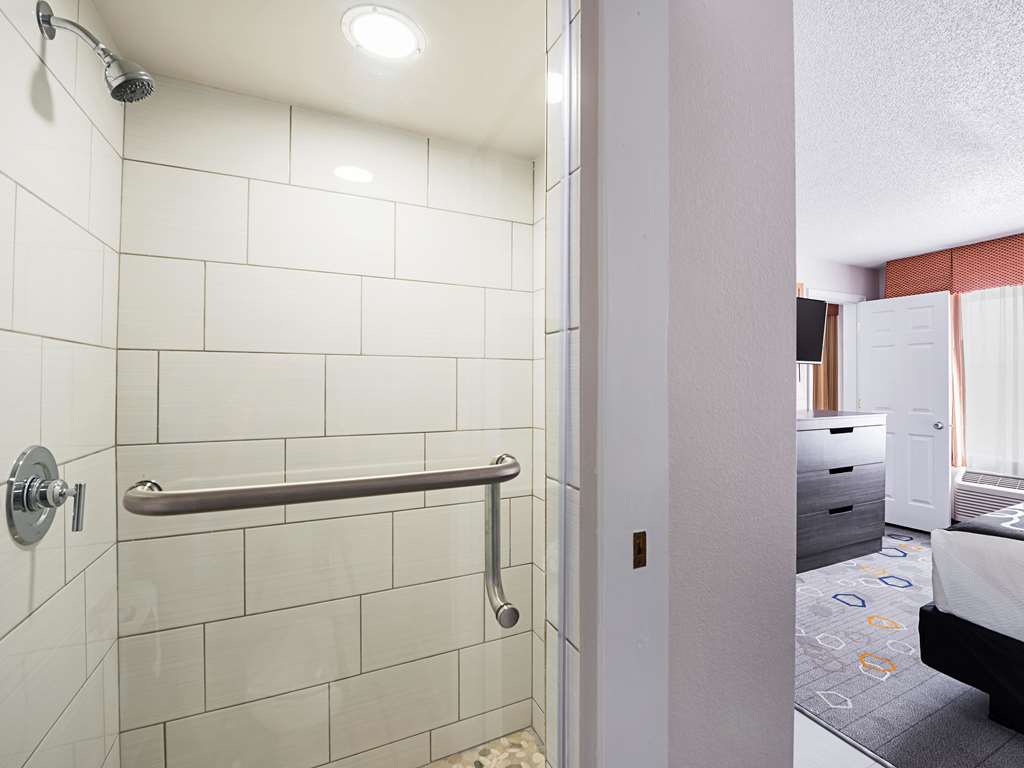 La Quinta Inn & Suites by Wyndham Minneapolis Northwest - photo 16