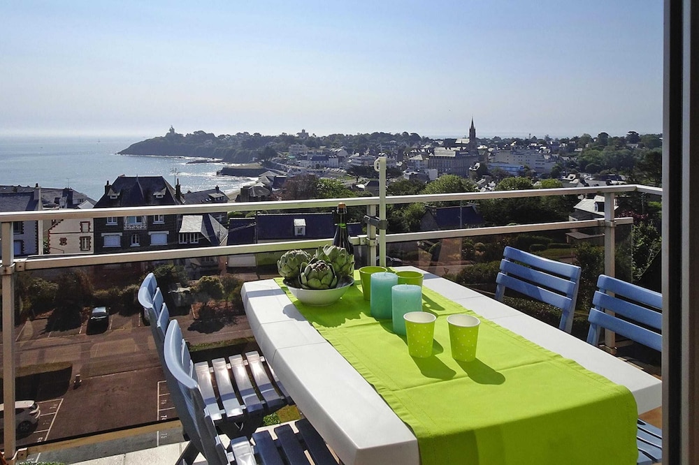 Apartment in St Quay Near Seven Beaches — 4-Star Luxury Hotel in Saint-Quay-Portrieux, France