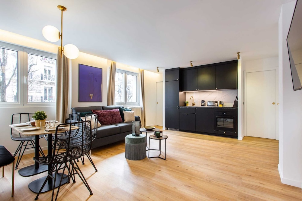 Cosy Apartment 2br 6p Canal St Martin — 4-Star Luxury Hotel in Paris, France