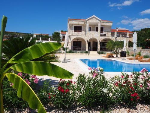 Villa Ludilo mit 4 Apartments in Poljica Marina bei Trogir Split — 4-Star Luxury Hotel in Marina, Croatia