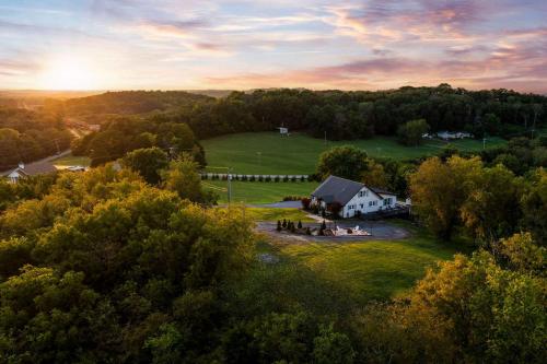 27 South Large Lux Retreat With Hot Tub & Gameroom — hotel in Thompson's Station