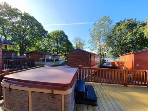 Jaw Dropping Lodge with Hot Tub on Lake Windermere — 4-Star Luxury Hotel in Windermere, United Kingdom