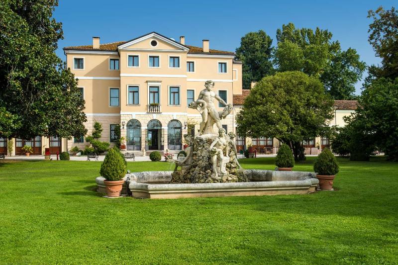 Hotel Villa Tacchi — 4-Star Luxury Hotel in Gazzo, Italy