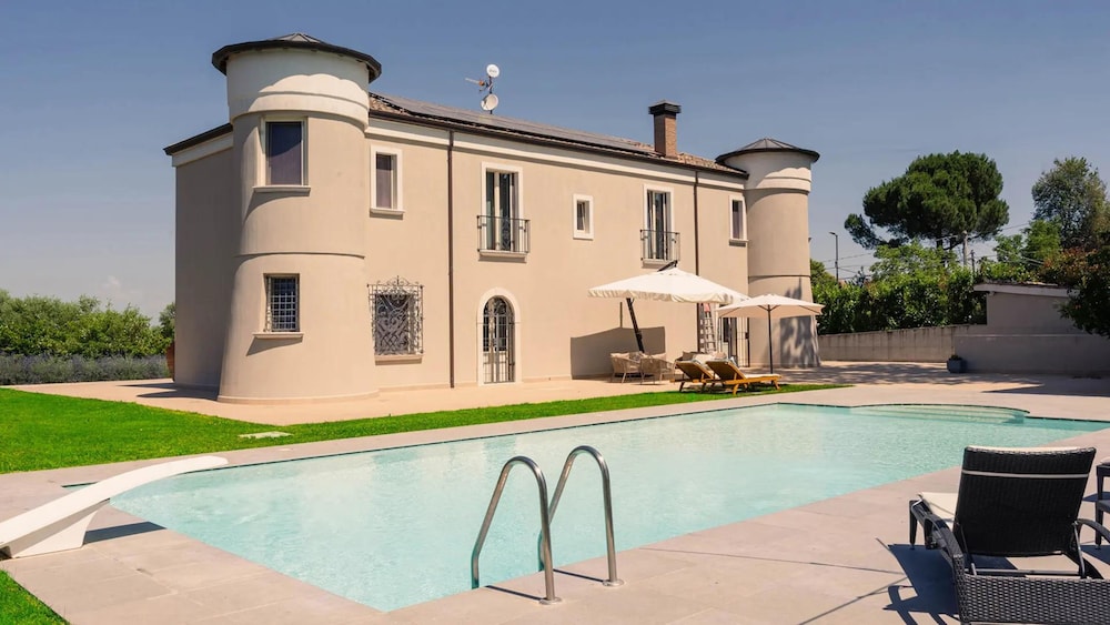 Ayma B&B — 4-Star Luxury Hotel in Mirabella Eclano, Italy