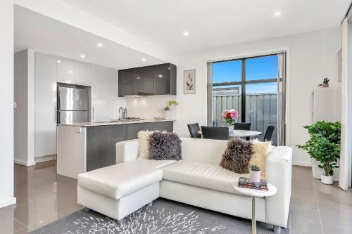 Luxurious Living in St Clair with Spa and Balcony - carbon neutral hotel in Unknown City