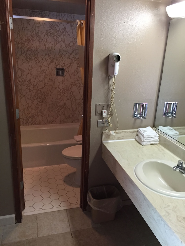 Americas Best Value Inn Franklin - photo 43