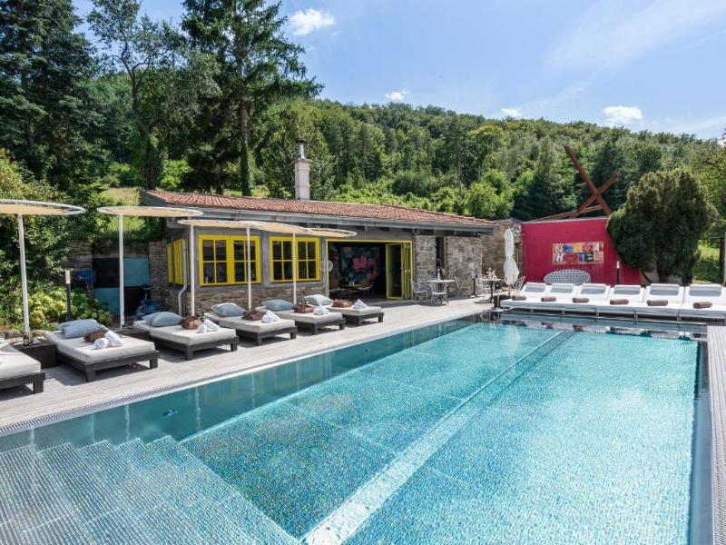 Le Petit Ivy Five Bedroom Château — 4-Star Luxury Hotel in Muehldorf Bei Feldbach, Austria