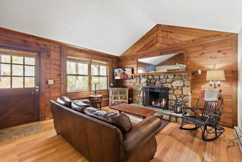 Picturesque Riverside Cabin with Fireplace and Porch — 4-Star Luxury Hotel in Blowing Rock, United States