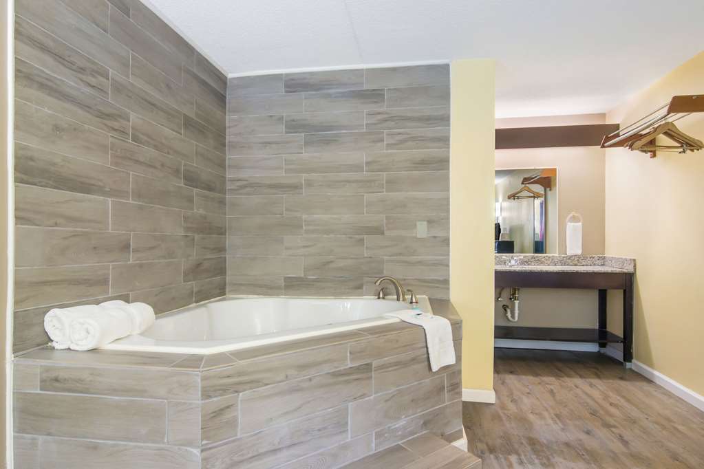 Rodeway Inn & Suites Monroeville Pittsburgh - photo 19