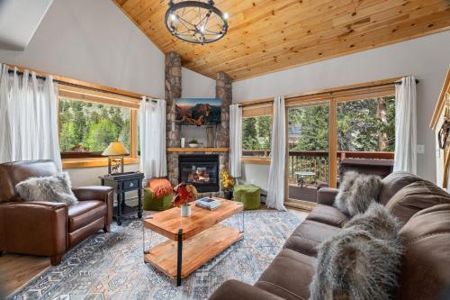 Bugle Pointe B13 by Estes Park Condos — 4-Star Luxury Hotel in Estes Park, United States