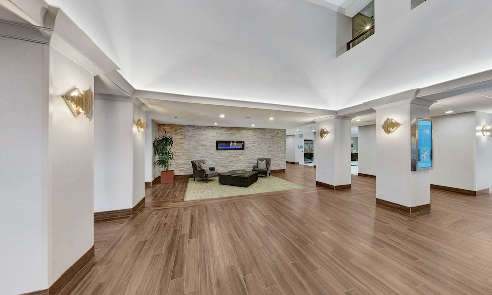 Embassy Suites by Hilton Milwaukee Brookfield - photo 2