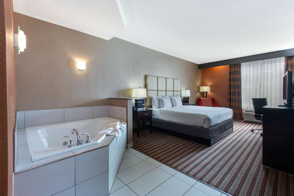 La Quinta Inn & Suites by Wyndham Harrisburg Hershey - photo 27