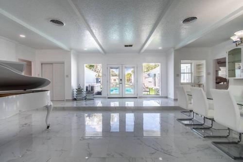 Poolside Opulence Tennis and HotTub in Corpus Christi, United States