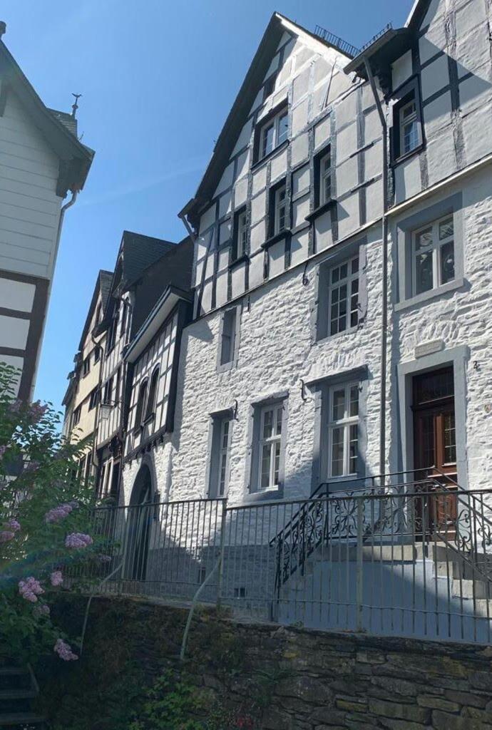 Manoir 1654 Historisch Schlafen in Monschaus Altstadt in Monschau, Germany
