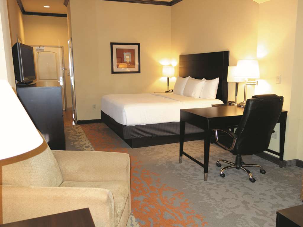 La Quinta Inn & Suites by Wyndham Eastland - photo 11