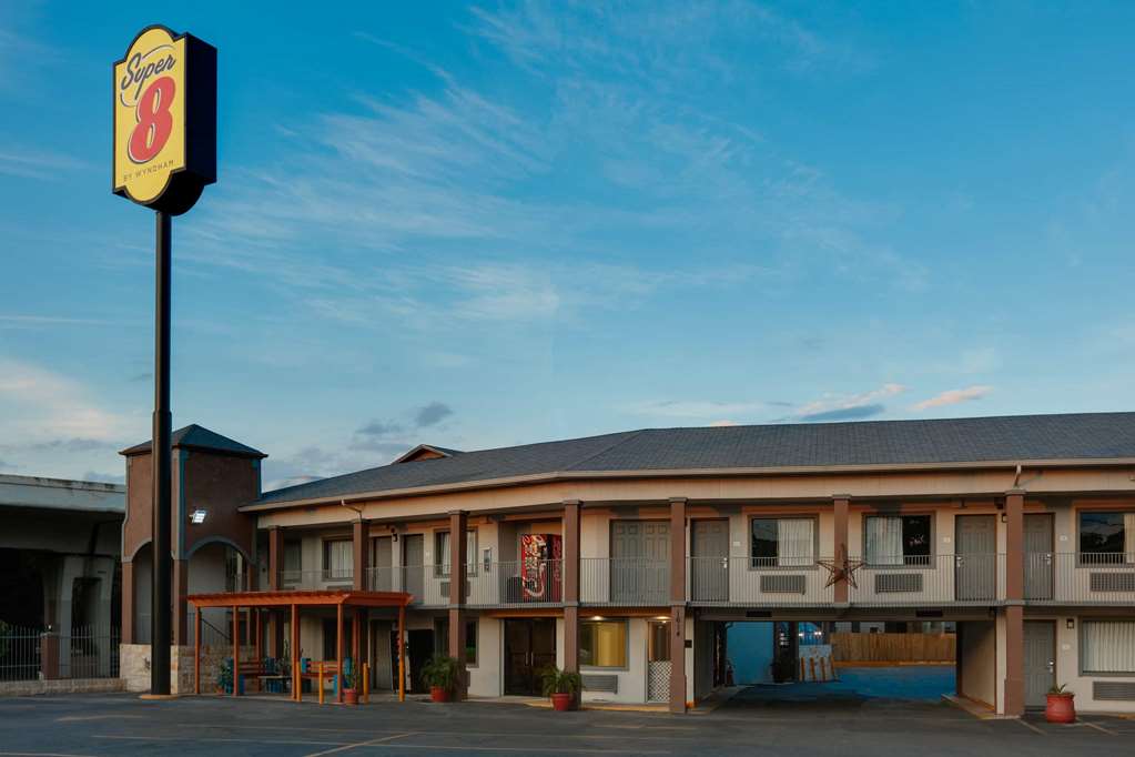 Super 8 by Wyndham San Antonio Pearl District Downtown - photo 2