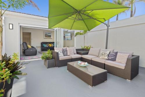Coastal retreat private wine netflix by Custom Bnb Hosting — 4-Star Luxury Hotel in Buddina, Australia