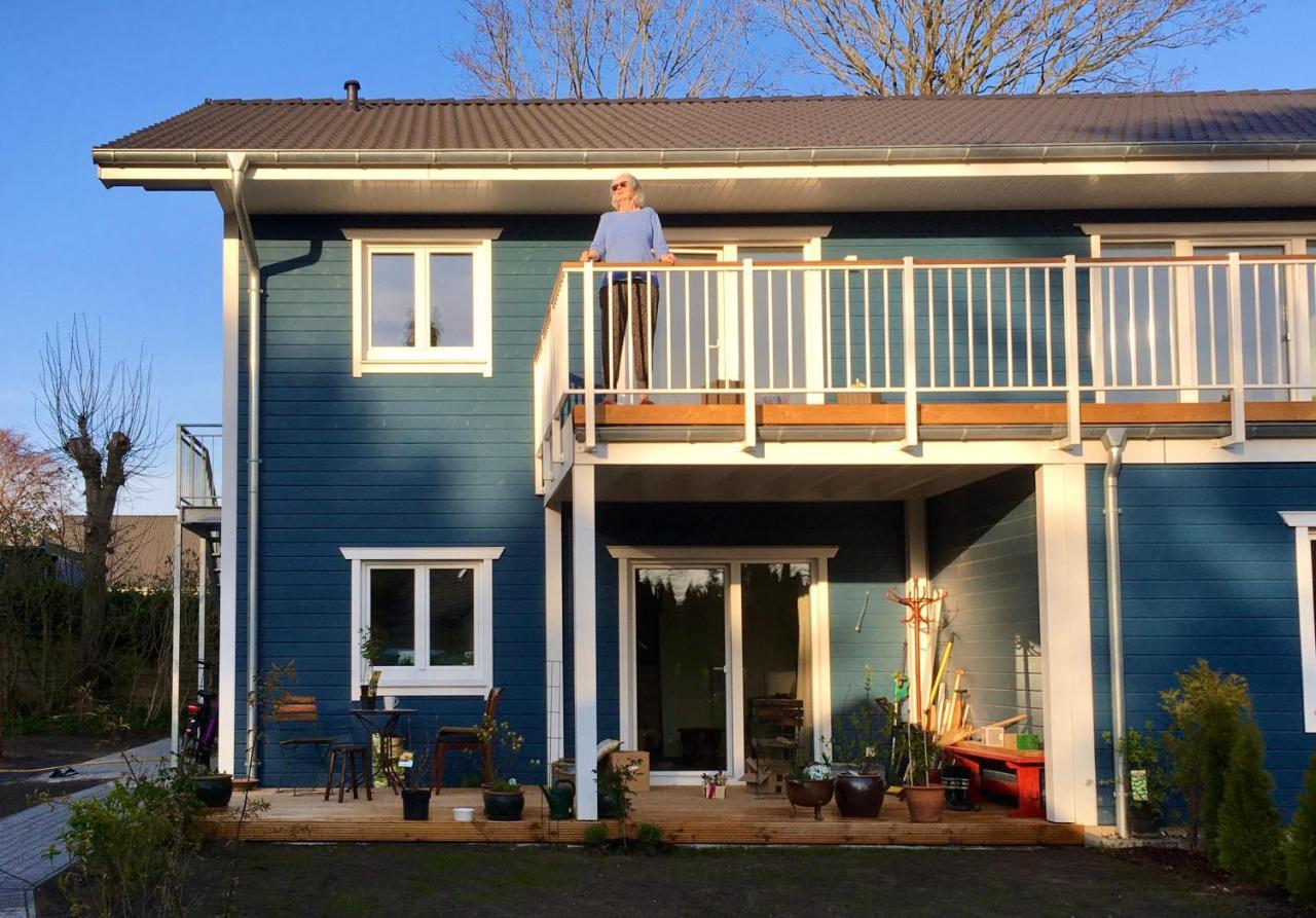 Gemutliche Wohnung Mit Sonnenterrasse Im Blauen Holzhaus — 4-Star Luxury Hotel in Husum, Germany