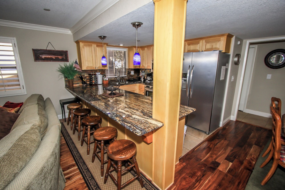 Summit Getaway Condo Affordable and ideally located Wood burning fireplace Walk to Ski Resort - photo 22