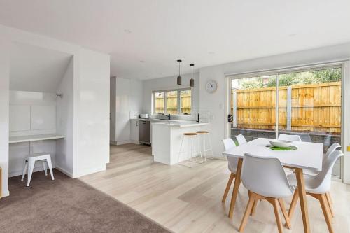 Contemporary with Courtyard by Sandy Bay Delights — 4-Star Luxury Hotel in Sandy Bay, Australia