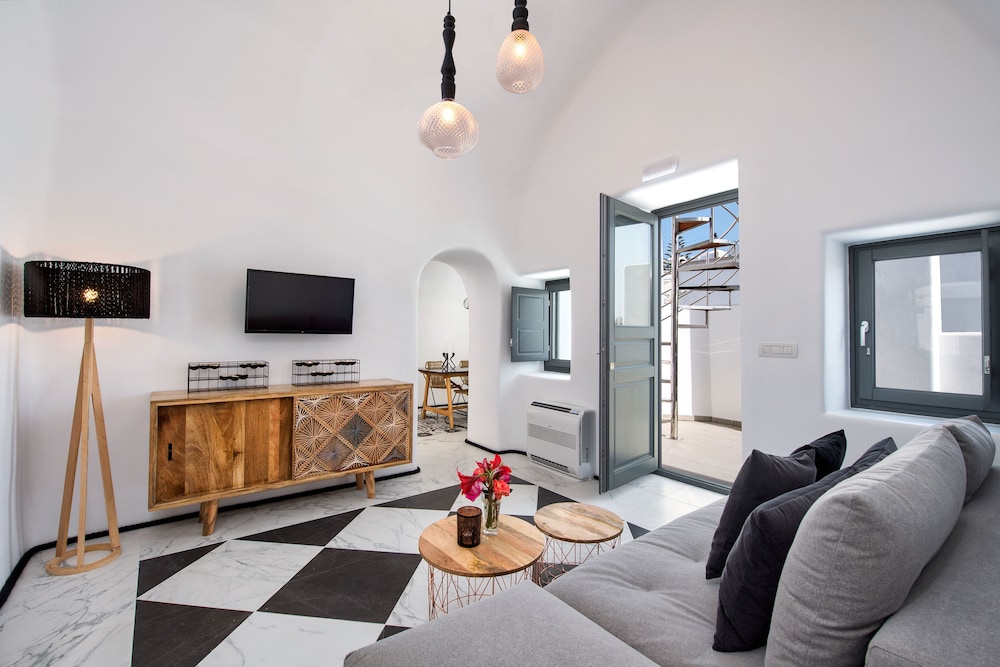 Mirinda Villa — 4-Star Luxury Hotel in Fira, Greece