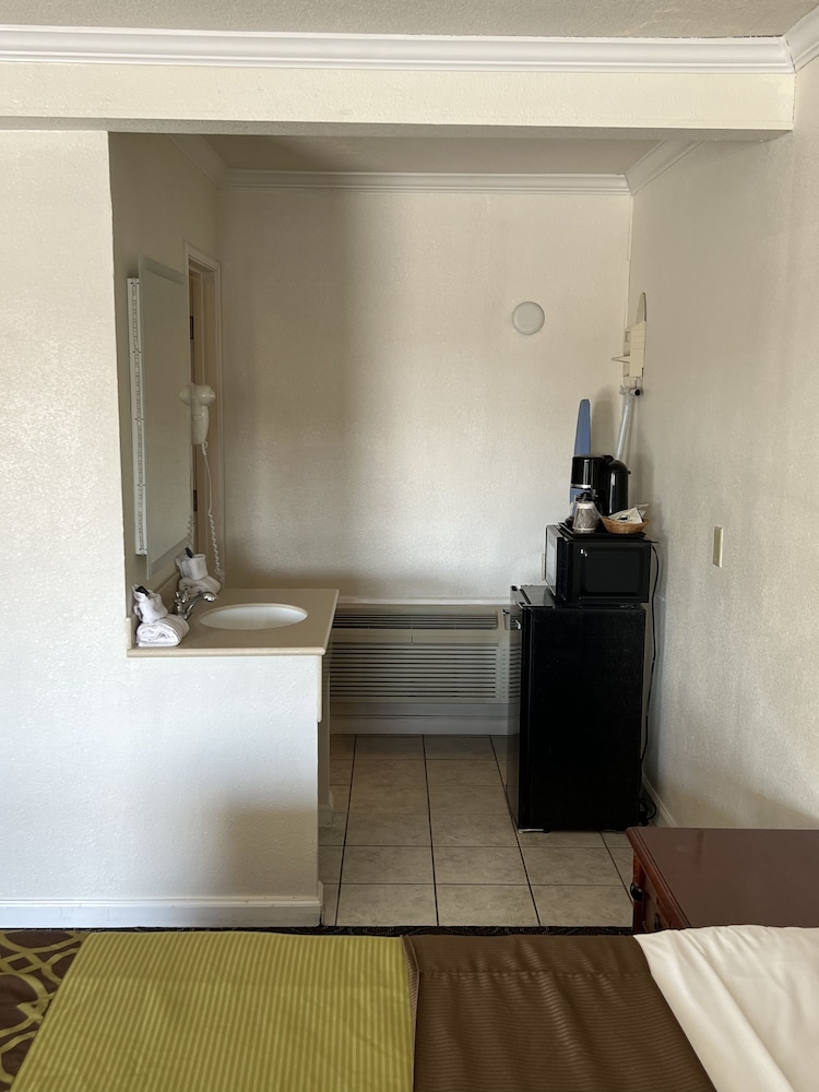 Americas Best Value Inn Hanford - photo 14