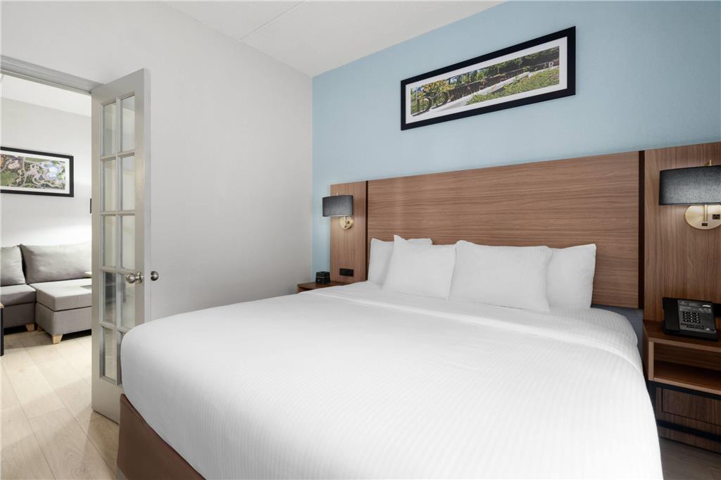 La Quinta Inn & Suites by Wyndham Raleigh Cary - photo 23