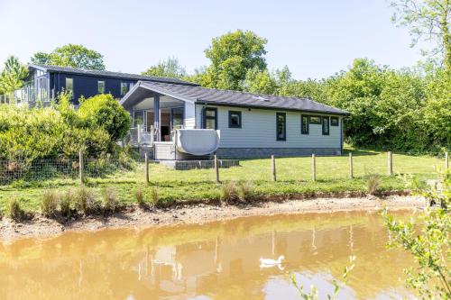 Saffron Lodge 24 Roadford Lake Lodges — 4-Star Luxury Hotel in Lifton, United Kingdom
