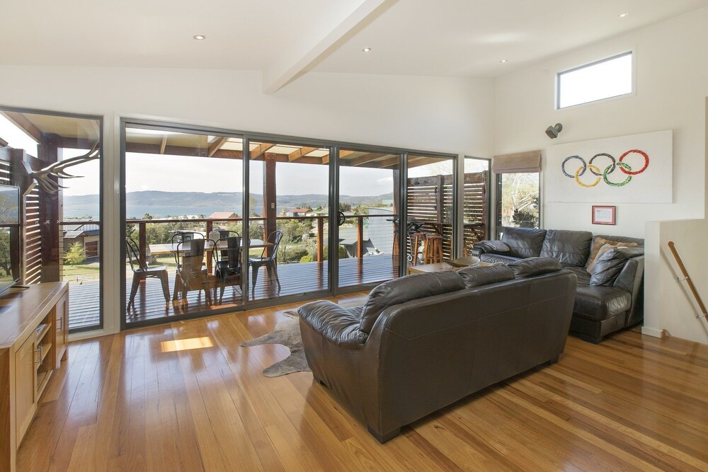 Ned Kelly's Retreat Sophisticated style with modern convenience and magical outlook — 4-Star Luxury Hotel in Jindabyne, Australia
