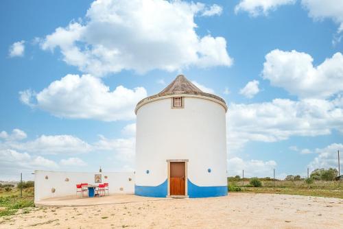 GuestReady Lampas Wind Mill