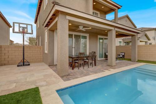 Serenity Retreat: 3BR Heated Pool Parking in Las Vegas, United States