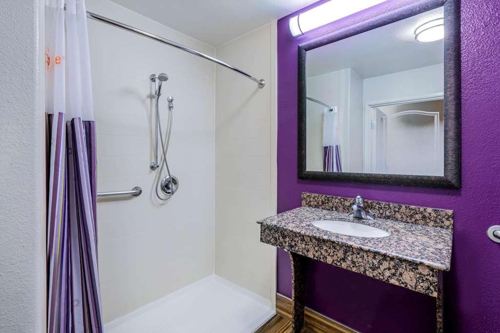 La Quinta Inn & Suites by Wyndham DFW Airport West Bedford - photo 18