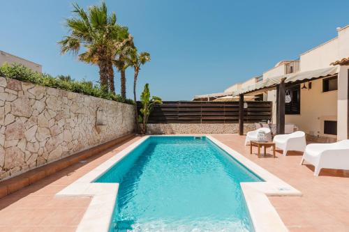 The Song Of The Waves with Pool — hotel in Campobello Di Mazara