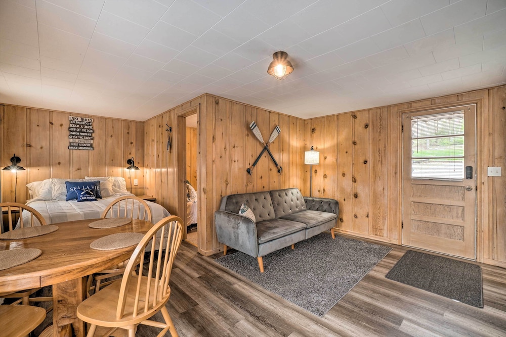 Quaint Table Rock Lake Hideout with Pool Access - last minute hotel in Branson