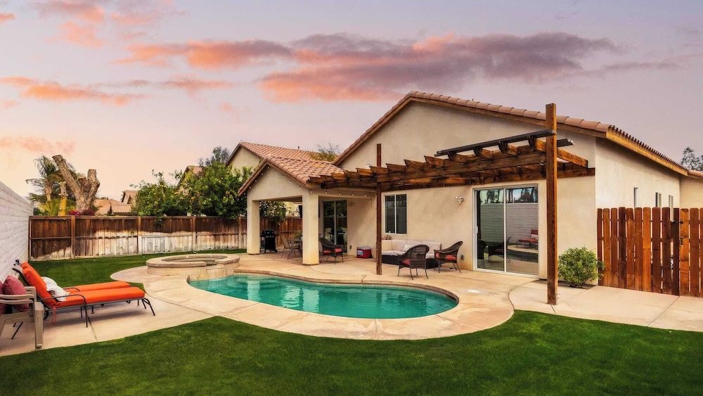 Desert Oasis W Pool Spa Bbq Outdoor Dining Under The Palms Calle Tolosa By Avantstay — Coachella