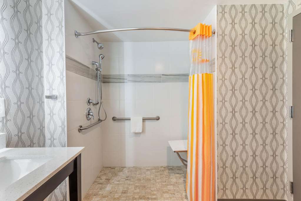 La Quinta Inn & Suites by Wyndham Aberdeen APG - photo 9