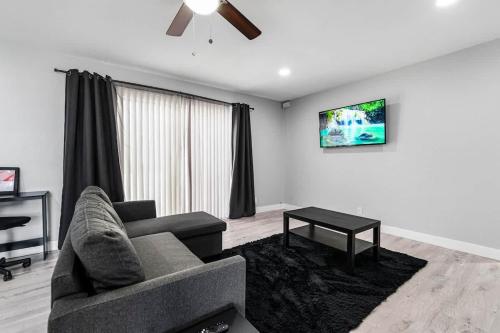 Chic 2 Bed Oasis Sleeps 6 Minutes From Strip
