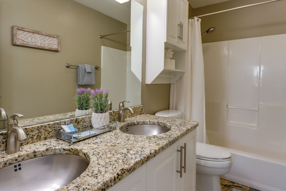 Lake Views and Pool Access Condo in Osage Beach — 4-Star Luxury Hotel in Osage Beach, United States