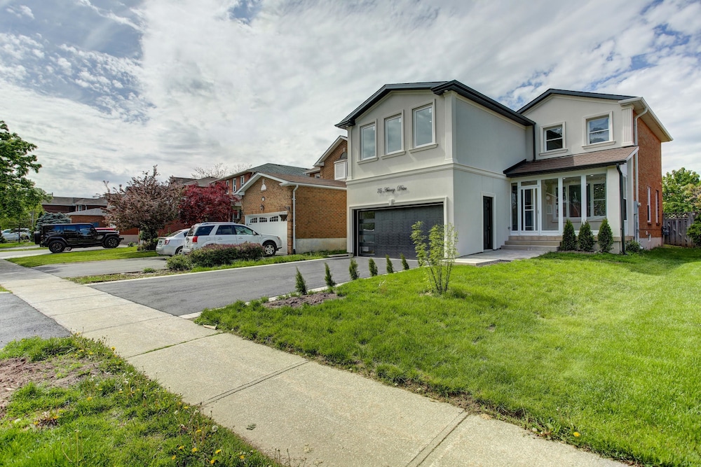 QuickStay Beautiful 5bdrm House in Vaughan — 4-Star Luxury Hotel in Vaughan, Canada