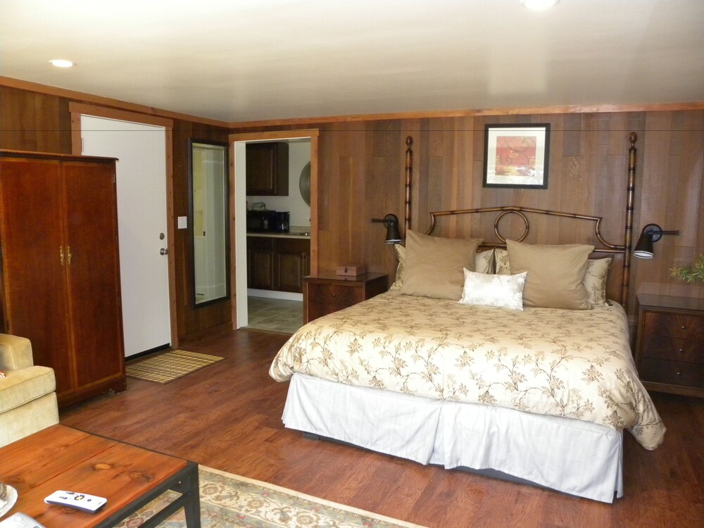 Inn at Buckhorn Cove - photo 2