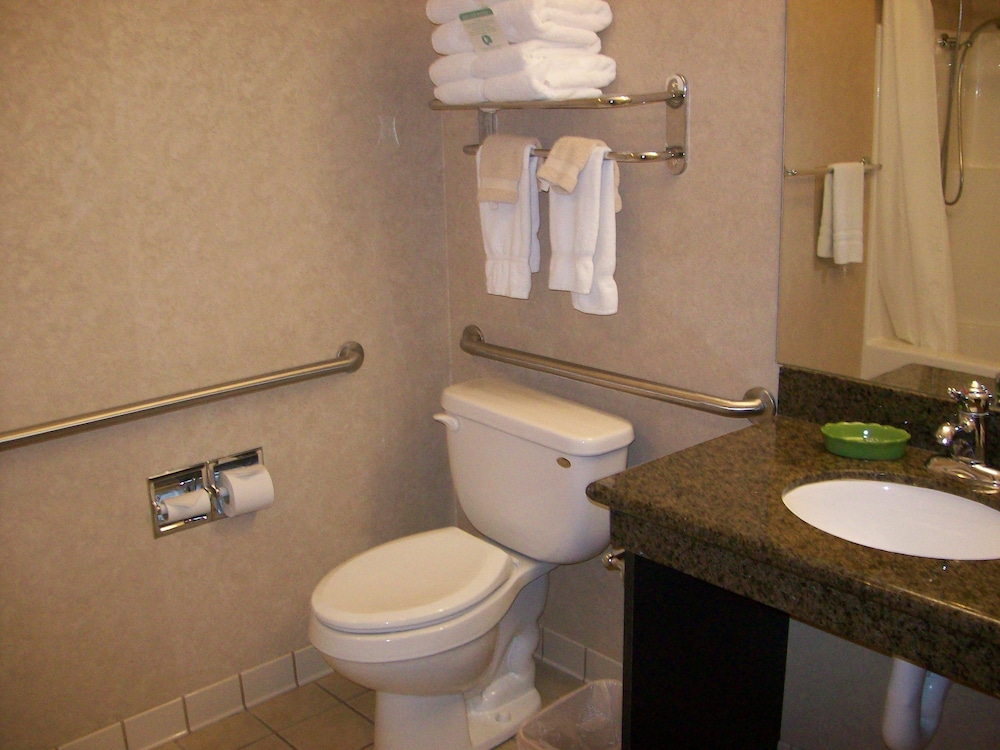 Paola Inn And Suites - photo 32