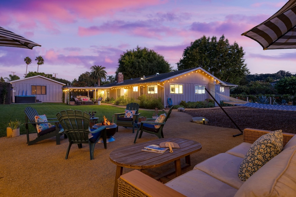 Hummingbird Haven by Avantstay Dog friendly Near the Beach Huge Yard Hot Tub in Santa Barbara, United States