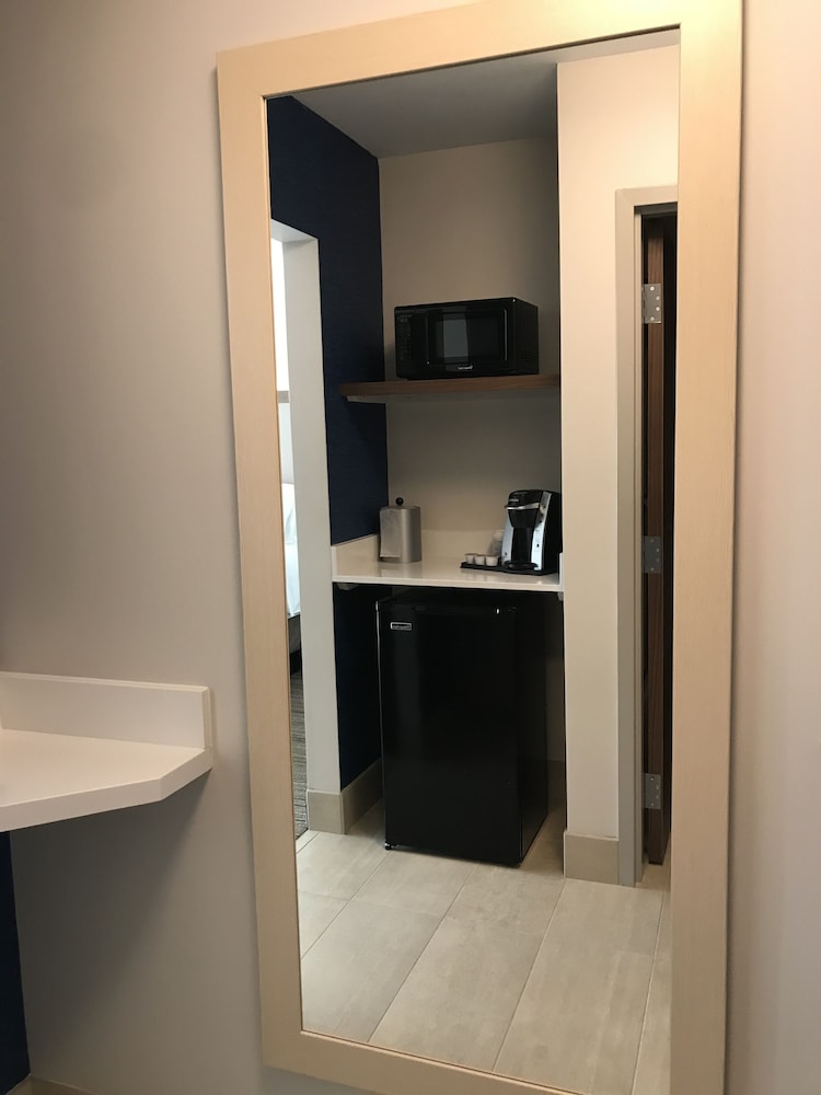 Holiday Inn Express & Suites Phoenix Airport North by IHG - photo 21