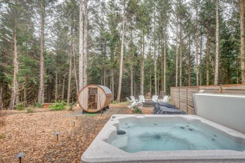 Cozy coastal retreat w ocean and forest views in Lincoln, United States