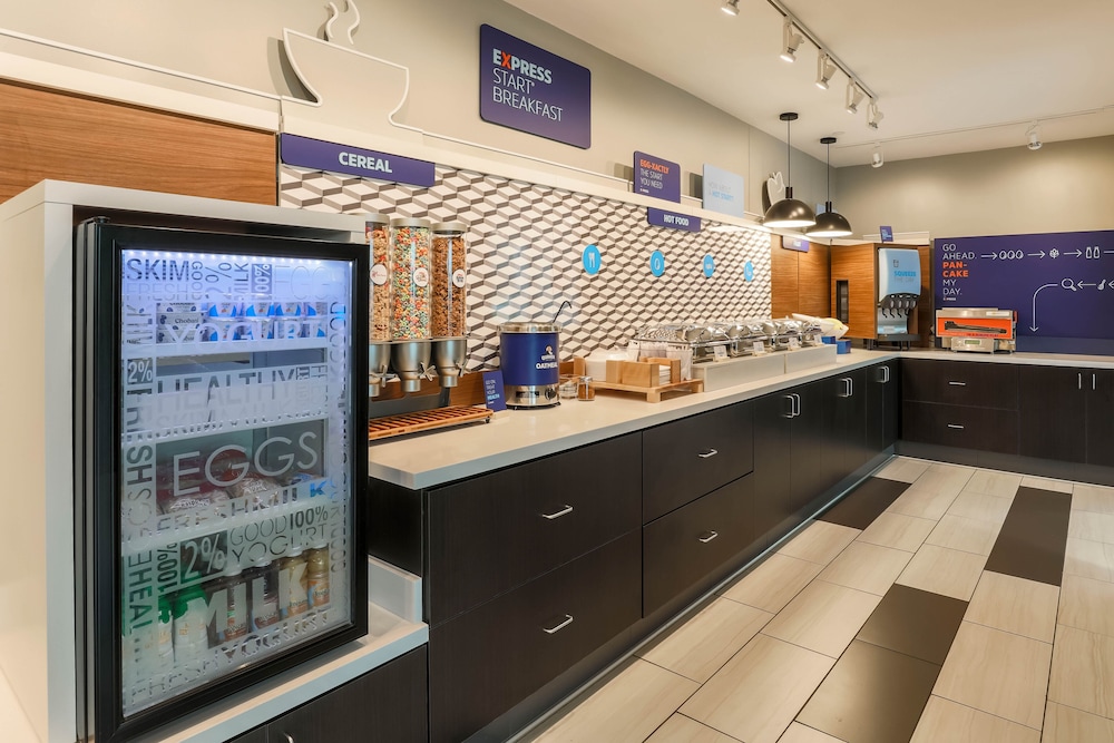 Holiday Inn Express & Suites Fort Worth Downtown by IHG - photo 25