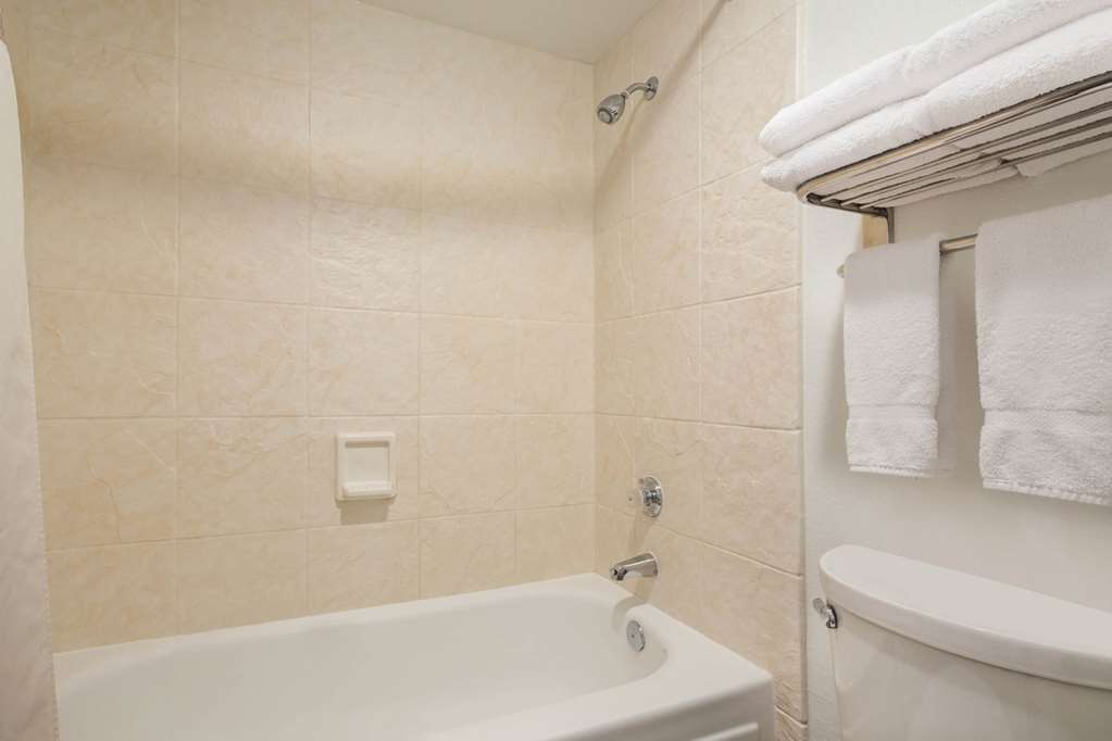 La Quinta Inn by Wyndham Everett - photo 22