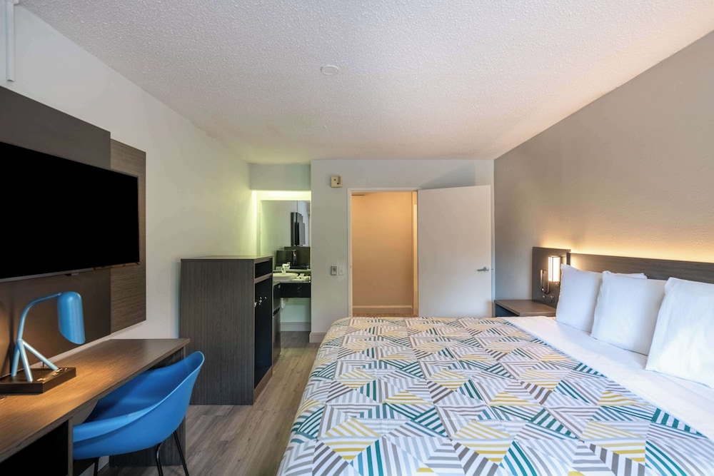 Motel 6 Charlotte NC Coliseum - photo 8
