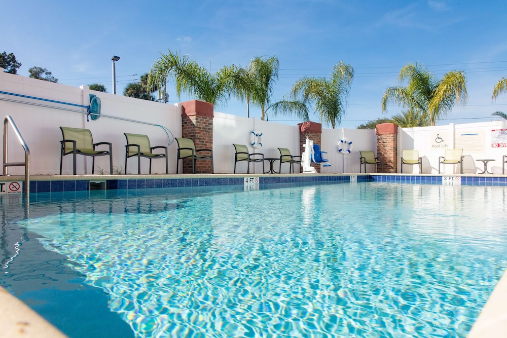 Hampton Inn Palatka - photo 26