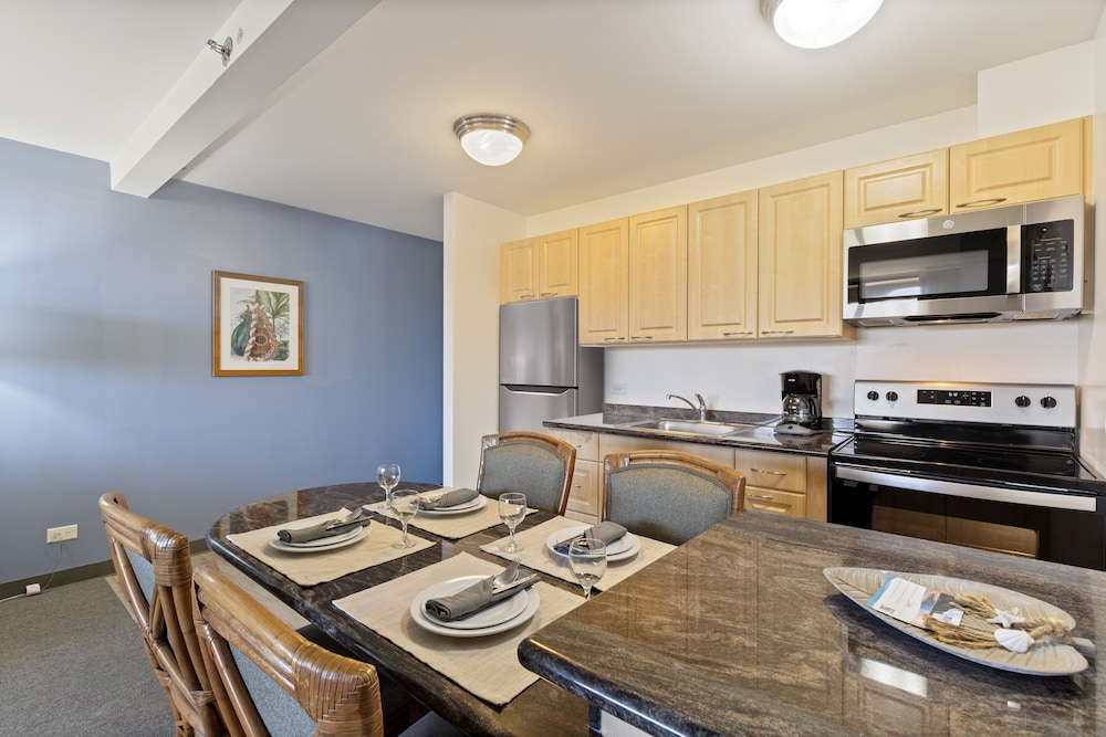 Spectacular Ocean & Diamond Head View 2 Bedroom Condo w Free Parking by Koko Resort Vacation Rentals - photo 6