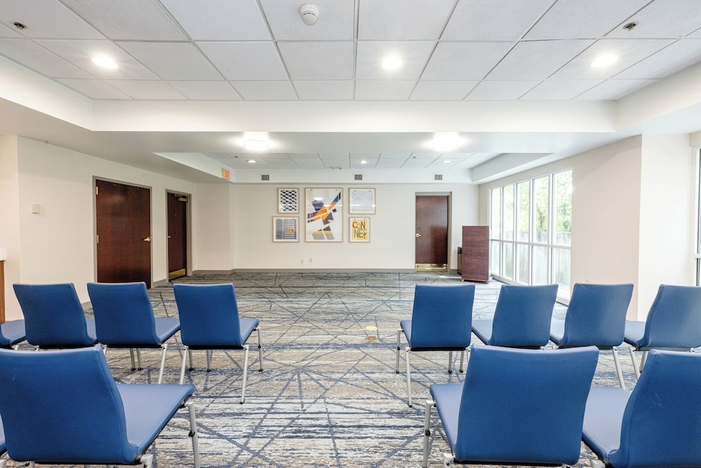 Holiday Inn Express & Suites Charleston Northwoods by IHG - photo 46